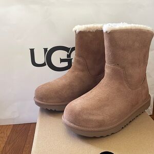 UGG Classic Zip It